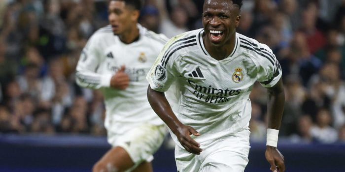 El delantero del Real Madrid Vinicius Jr. celebra su gol, el primer gol del equipo blanco, durante el partido de primera ronda de la Liga de Campeones que Real Madrid y AC Milan disputan este martes en el estadio Santiago Bernabéu, en Madrid. EFE/Juanjo Martín