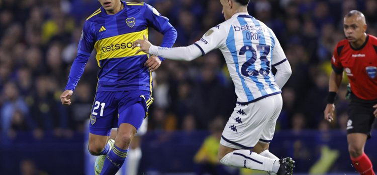 Fotografía de Juan Ignacio Roncoroni, en la que puede verse en una imagen de archivo del 23 de agosto de 2023 al futbolista argentino Ezequiel Fernández (i), entonces vistiendo la camiseta del Boca Juniors de su país. EFE