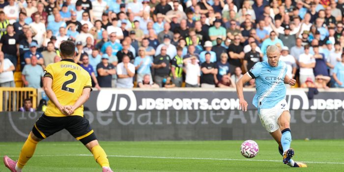 El noruego Erling Haaland logra el 0-3 durante el partido de la Premier League que han jugado Wolverhampton Wolves y Manchester City, en Wolverhampton, Reino Unido. EFE/EPA/ADAM VAUGHAN