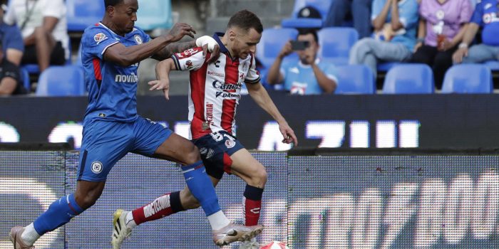 Willer Ditta (i), de Cruz Azul, disputa un balón con Sebastien Salles-lamonge (d), de Atlético San Luis, en un partido de la jornada 10 del torneo Clausura 2026 de la Liga MX, en el estadio Cuauhtémoc en Puebla (México). EFE/Hilda Ríos