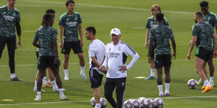 El técnico italiano del Real Madrid Carlo Ancelotti, este lunes durante el entrenamiento en la Ciudad Deportiva de Valdebebas, previo al partido que les enfrentará mañana al Manchester City, encuentro de semifinales de la Liga de Campeones. EFE/ Kiko Huesca