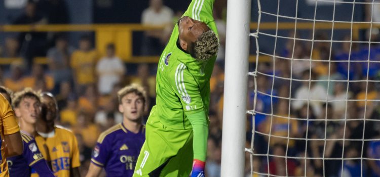 Fotografía de archivo del portero peruano Pedro Gallese en un partido reciente de su club, Orlando City.EFE/ Miguel Sierra