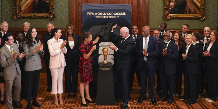 Fotografía cedida por la Presidencia de México de la mandataria mexicana Claudia Sheinbaum (c-i) develando el trofeo del Mundial de Fútbol FIFA 2026 junto al presidente del organismo Gianni Infantino (c-d) este miércoles, en el Palacio Nacional de la Ciudad de México (México). EFE/ Presidencia de México / SOLO USO EDITORIAL/NO VENTAS/SOLO DISPONIBLE PARA ILUSTRAR LA NOTICIA QUE ACOMPAÑA (CRÉDITO OBLIGATORIO)