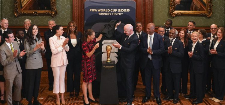 Fotografía cedida por la Presidencia de México de la mandataria mexicana Claudia Sheinbaum (c-i) develando el trofeo del Mundial de Fútbol FIFA 2026 junto al presidente del organismo Gianni Infantino (c-d) este miércoles, en el Palacio Nacional de la Ciudad de México (México). EFE/ Presidencia de México / SOLO USO EDITORIAL/NO VENTAS/SOLO DISPONIBLE PARA ILUSTRAR LA NOTICIA QUE ACOMPAÑA (CRÉDITO OBLIGATORIO)