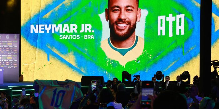 Personas celebran el llamado del futbolista Neymar para el Mundial 2026, tras más de dos años y medio ausente de la Canarinha, por parte del seleccionador de Brasil, el italiano Carlo Ancelotti (i). EFE/ Andre Coelho