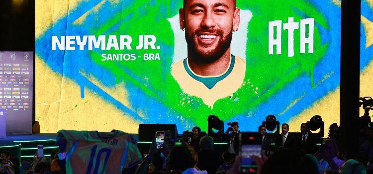 Personas celebran el llamado del futbolista Neymar para el Mundial 2026, tras más de dos años y medio ausente de la Canarinha, por parte del seleccionador de Brasil, el italiano Carlo Ancelotti (i). EFE/ Andre Coelho