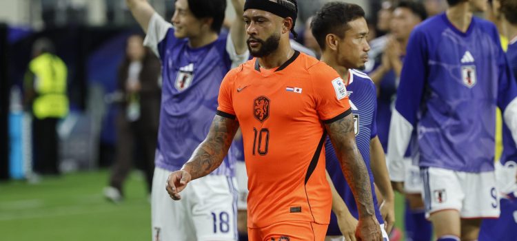 Fotografía del 14 de junio de 2026 en la que se observa a Memphis Depay (c), de Países Bajos, al reaccionar al finalizar un partido del grupo F del Mundial de la FIFA 2026 entre Países Bajos y Japón en el estadio AT&T en Arlington (Estados Unidos). EFE/ Sebastián Mariscal
