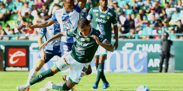Nicolás Fonseca (d abajo) de León disputa un balón con Luis Quiñones (i) de Pachuca durante un juego por la 6 jornada del torneo Apertura 2025. EFE/ Luis Ramírez