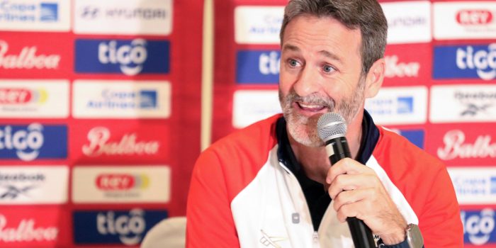El seleccionador de Panamá, Thomas Christiansen, habla durante una rueda de prensa este miércoles, en Ciudad de Guatemala. EFE/Fernando Ruiz