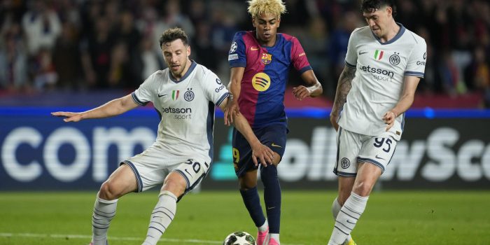 El delantero del FC Barcelona, Lamine Yamal (c), disputa el balón ante los defensores del Inter durante el encuentro correspondiente a la ida de las semifinales de la Liga de Campeones que disputaron FC Barcelona e Inter en el estadio Olímpico Lluis Company, en Barcelona. EFE / Alejandro García.