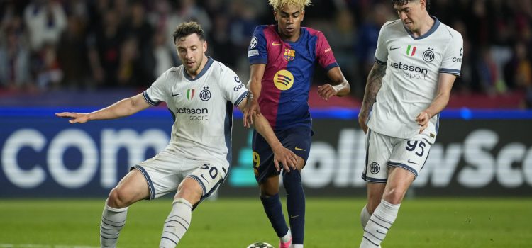 El delantero del FC Barcelona, Lamine Yamal (c), disputa el balón ante los defensores del Inter durante el encuentro correspondiente a la ida de las semifinales de la Liga de Campeones que disputaron FC Barcelona e Inter en el estadio Olímpico Lluis Company, en Barcelona. EFE / Alejandro García.