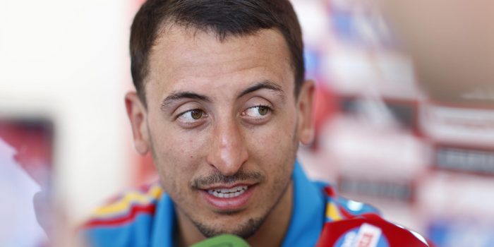El delantero de la selección española Mikel Oyarzabal atiende a los periodistas durante el día abierto a los medios en la concentración de la selección con motivo de su partipación en el Mundial este lunes en la Ciudad del Fútbol de Las Rozas, Madrid. EFE/ Rodrigo Jimenez