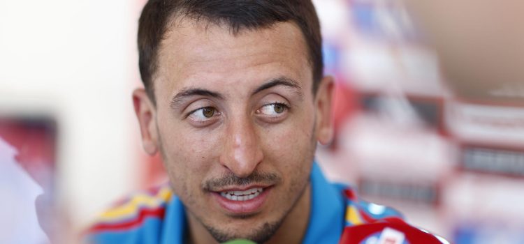 El delantero de la selección española Mikel Oyarzabal atiende a los periodistas durante el día abierto a los medios en la concentración de la selección con motivo de su partipación en el Mundial este lunes en la Ciudad del Fútbol de Las Rozas, Madrid. EFE/ Rodrigo Jimenez