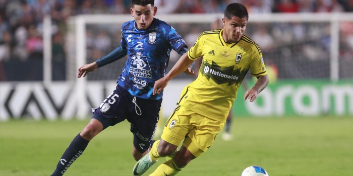 Pedro Pedraza (i), del Pachuca, disputa el balón con el colombiano Juan Camilo 'Cucho' Hernández, del Columbus Crew. EFE /David Martínez Pelcastre