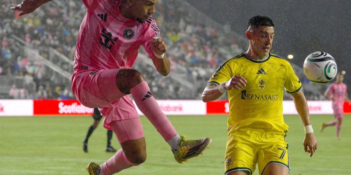 Micael (i), del Inter Miami, disputa el balón con Cristian Espinoza, del Nashville, en partido de octavos de final de la Copa de Campeones Concacaf en Fort Lauderdale. EFE/Alberto Boal