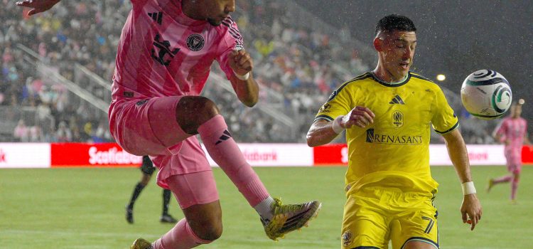 Micael (i), del Inter Miami, disputa el balón con Cristian Espinoza, del Nashville, en partido de octavos de final de la Copa de Campeones Concacaf en Fort Lauderdale. EFE/Alberto Boal