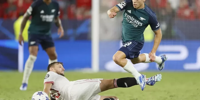 Imagen de archivo en la que el centrocampista croata del Sevilla, Ivan Rakitic (i), corta el avance del defensa del Arsenal, Ben White. EFE/José Manuel Vidal.