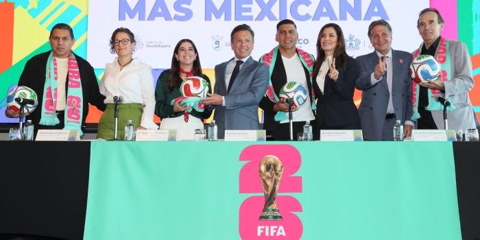 El exmundialista mexicano Ramón Morales (i), la secretaria de Turismo de Jalisco y exclavadista mexicana, Alejandra Orozco (3-i), el gobernador de Jalisco, Pablo Lemus (c), el exmundialista mexicano, Carlos Salcido (4-d), la presidenta municipal de Guadalajara, Verónica Delgadillo (3-d), el presidente municipal de Zapopan, Juan José Frangie (2-d), y el exmundialista mexicano Fernando Quirarte (d); posan al final de una rueda de prensa este lunes, en Ciudad de México (México). EFE/ Mario Guzmán
