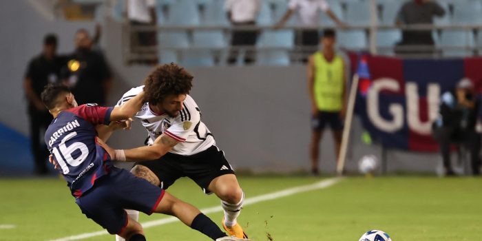 Édgar Carrión (i) del Monagas disputa este 23 de mayo de 2023 el balón con Maximiliano Falcón de Colo Colo, durante un partido por el Grupo F de la Copa Libertadores 2023, en Maturín (Venezuela). EFE/ MIGUEL GUTIÉRREZ