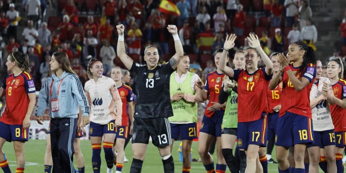 Las jugadoras de la selección española celebran la victoria al finalizar el partido de la fase de clasificación para el Mundial femenino de Brasil 2027 que las selecciones de España e Inglaterra disputaron este viernes en el estadio de Son Moix, en Palma. EFE/Cati Cladera