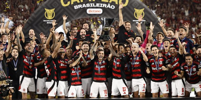 Los jugadores de Flamengo celebran el título del Campeonato Brasileño, tras ganarle a Ceará en el estadio Maracaná en Río de Janiero. EFE/Andre Coelho