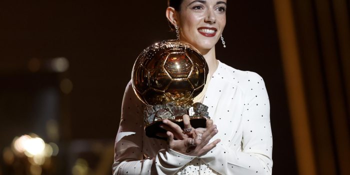 La futbolista del FC Barcelona Aitana Bonmatí, con el Balón de Oro que logró en 2024. EFE/EPA/MOHAMMED BADRA
