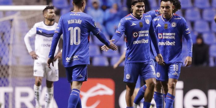 Jugadores de Cruz Azul celebran un gol durante un partido de los octavos de final de la Copa de Campeones Concacaf en el estadio Cuauhtémoc en Puebla (México). Imagen de archivo. EFE/Hilda Ríos