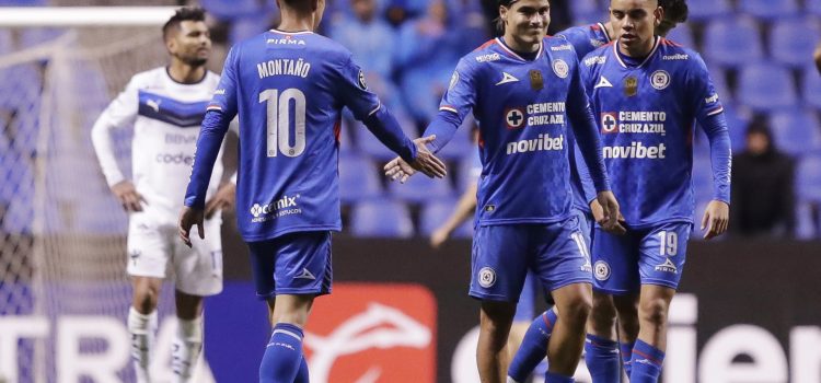 Jugadores de Cruz Azul celebran un gol durante un partido de los octavos de final de la Copa de Campeones Concacaf en el estadio Cuauhtémoc en Puebla (México). Imagen de archivo. EFE/Hilda Ríos