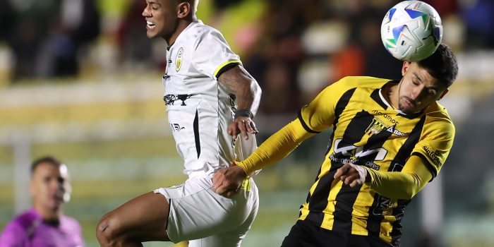 Martín Chiatti (d), de The Strongest , cabecea el balón en un partido de la Copa Libertadores entre The Strongest y Deportivo Táchira en el Estadio Hernando Siles en La Paz (Bolivia). EFE/Luis Gandarillas