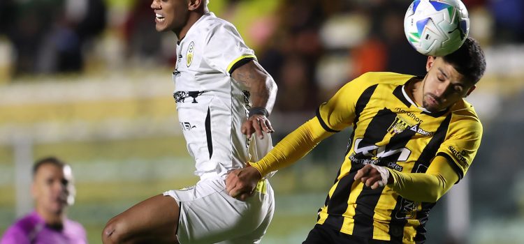 Martín Chiatti (d), de The Strongest , cabecea el balón en un partido de la Copa Libertadores entre The Strongest y Deportivo Táchira en el Estadio Hernando Siles en La Paz (Bolivia). EFE/Luis Gandarillas