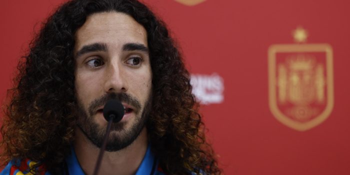 El defensa de la selección española de fútbol Marc Cucurella, durante un acto de patrocinio en la Ciudad del Fútbol en Las Rozas, Madrid, con el objetivo puesto en los dos amistosos preparatorios para el Mundial. EFE/Sergio Pérez