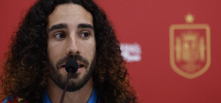El defensa de la selección española de fútbol Marc Cucurella, durante un acto de patrocinio en la Ciudad del Fútbol en Las Rozas, Madrid, con el objetivo puesto en los dos amistosos preparatorios para el Mundial. EFE/Sergio Pérez