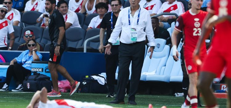 En la imagen Jorge Fossati, técnico de la selección peruana.  EFE/EPA/WILLIAM PURNELL
