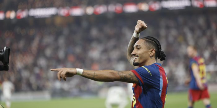 El delantero del FC Barcelona Raphinha celebra tras marcar el 1-0 durante la final de la Supercopa de España entre el FC Barcelona y el Real Madrid, este domingo en el estadio Ciudad Deportiva del Rey Abdalá de Yeda (Arabia Saudí). EFE/ Kai Försterling