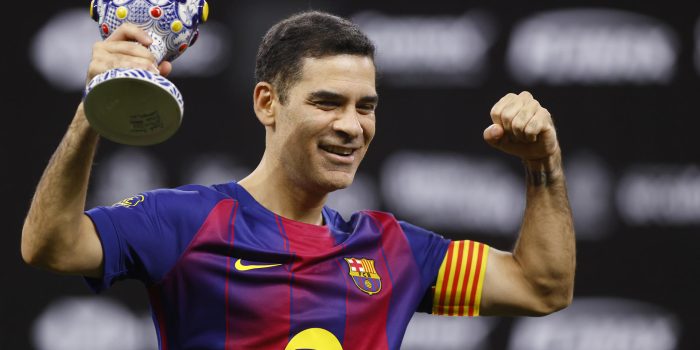 Rafael Márquez, de Barcelona, posa con el trofeo tras ganar un partido de la 'Copa de Leyendas' frente a Real Madrid en el Estadio Akron en Guadalajara (México). EFE/Francisco Guasco