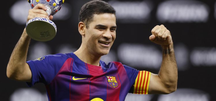 Rafael Márquez, de Barcelona, posa con el trofeo tras ganar un partido de la 'Copa de Leyendas' frente a Real Madrid en el Estadio Akron en Guadalajara (México). EFE/Francisco Guasco