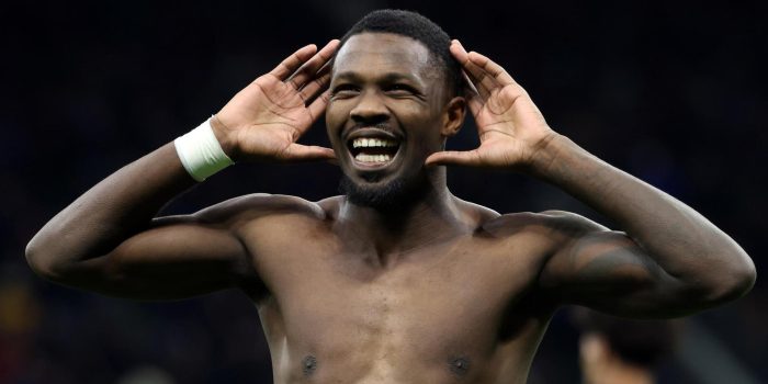 El jugador del IInter Milan Marcus Thuram celebra el 2-0 durante el partido de la Serie A que han jugado Inter y Como en el Giuseppe Meazza stadium en Milan, Italia. EFE/EPA/MATTEO BAZZI