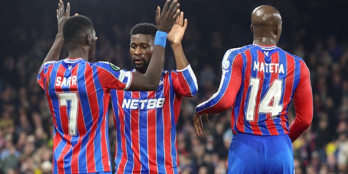 Ismaila Sarr (i), del Crystal Palace, celebra con sus compañeros Jefferson Lerma (c) y Jean-Philippe Mateta tras marcar el segundo gol de su equipo en el partido contra el AZ Alkmaar, correspondiente a la Liga Conferencia, disputado este jueves. EFE/ ANDY RAIN
