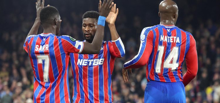 Ismaila Sarr (i), del Crystal Palace, celebra con sus compañeros Jefferson Lerma (c) y Jean-Philippe Mateta tras marcar el segundo gol de su equipo en el partido contra el AZ Alkmaar, correspondiente a la Liga Conferencia, disputado este jueves. EFE/ ANDY RAIN