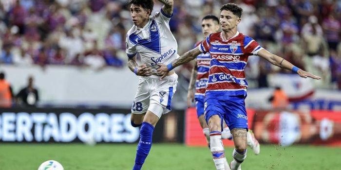 Diogo Barbosa (d) de Fortaleza disputa el balón con Maher Carrizo (i) de Vélez este martes, durante un partido de los octavos de final de la Copa Libertadores entre Fortaleza y Vélez en el Arena Castelão, en Fortaleza (Brasil). EFE/ Jarbas Oliveira