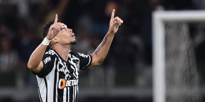 Paulinho de Mineiro celebra su gol hoy, en un partido de la fase de grupos la Copa Libertadores entre Atlético Mineiro y Athletico Paranaense en el estadio Minerao en Belo Horizonte (Brasil). EFE/ Yuri Edmundo