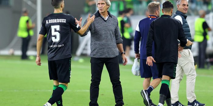 El argentino Guido Rodriguez (I) saluda al técnico chileno del Betis, Manuel Pellegrini, tras derrotar al Aris Limassol en la Liga Europa. EFE/EPA/CHARA SAVVIDES