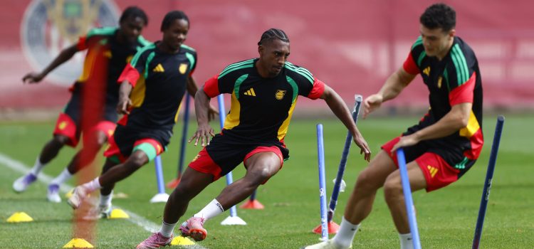 Jugadores de la selección de Jamaica participan en un entrenamiento este lunes, en la ciudad de Guadalajara (México). EFE/ Francisco Guasco