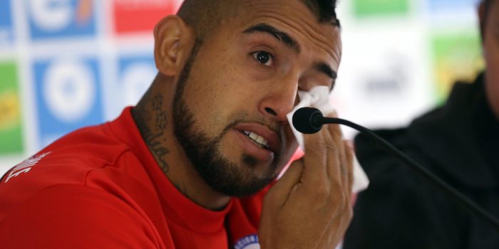 Fotografía de archivo del 17 de junio de 2015 en la que se ve  al centrocampista chileno Arturo Vidal al secar sus lágrimas en una rueda de prensa en el complejo Fernando Riera, en Santiago (Chile), tras protagonizar un accidente de tráfico en estado de ebriedad. EFE/Elvis González