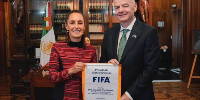 Fotografía cedida este lunes por la Presidencia de México, de la mandataria Claudia Sheinbaum (d) y el presidente de la FIFA Gianni Infantino, al término de una reunión en Palacio Nacional en Ciudad de México (México). EFE/Presidencia de México/SOLO USO EDITORIAL/NO VENTAS/SOLO DISPONIBLE PARA ILUSTRAR LA NOTICIA QUE ACOMPAÑA(CRÉDITO OBLIGATORIO) MEJOR CALIDAD POSIBLE