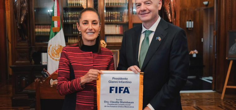 Fotografía cedida este lunes por la Presidencia de México, de la mandataria Claudia Sheinbaum (d) y el presidente de la FIFA Gianni Infantino, al término de una reunión en Palacio Nacional en Ciudad de México (México). EFE/Presidencia de México/SOLO USO EDITORIAL/NO VENTAS/SOLO DISPONIBLE PARA ILUSTRAR LA NOTICIA QUE ACOMPAÑA(CRÉDITO OBLIGATORIO) MEJOR CALIDAD POSIBLE