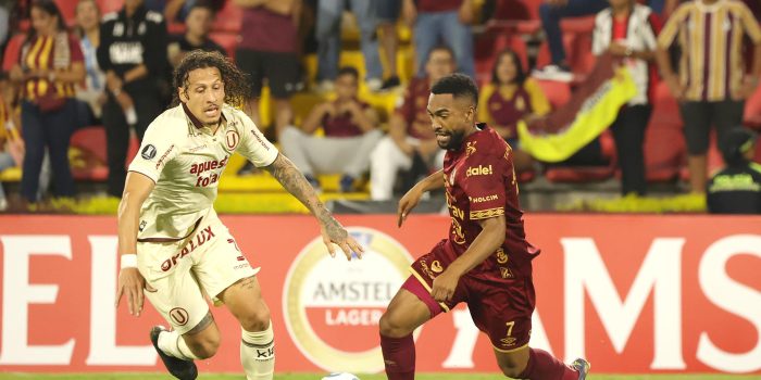 Jersson González (d), de Tolima, disputa el balón con William Riveros, de Universitario, en partido de la Copa Libertadores en el estadio Manuel Murillo Toro en Ibagué (Colombia). EFE/Agencia Unido360