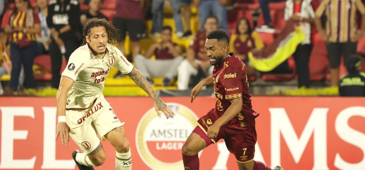 Jersson González (d), de Tolima, disputa el balón con William Riveros, de Universitario, en partido de la Copa Libertadores en el estadio Manuel Murillo Toro en Ibagué (Colombia). EFE/Agencia Unido360
