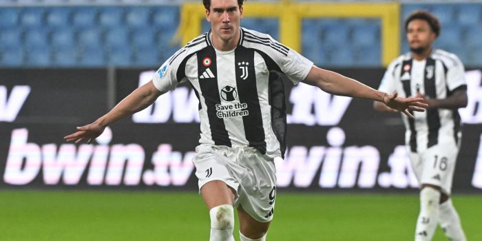 El delantero del Juventus Dusa Vlahovic celebra su gol durante el partido de la Serie A que han jugado Genoa CFC y Juventus FC en el Luigi Ferraris stadium de Génova, Italia. EFE/EPA/LUCA ZENNARO