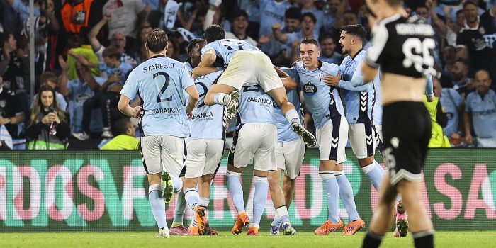 Los jugadores del Celta de Vigo celebran el gol de Williot Swedberg, tercero del equipo gallego, durante el partido de Liga Europa que Celta de Vigo y PAOK de Salónica disputan este jueves en el estadio de Balaídos, en Vigo. EFE/ Salvador Sas